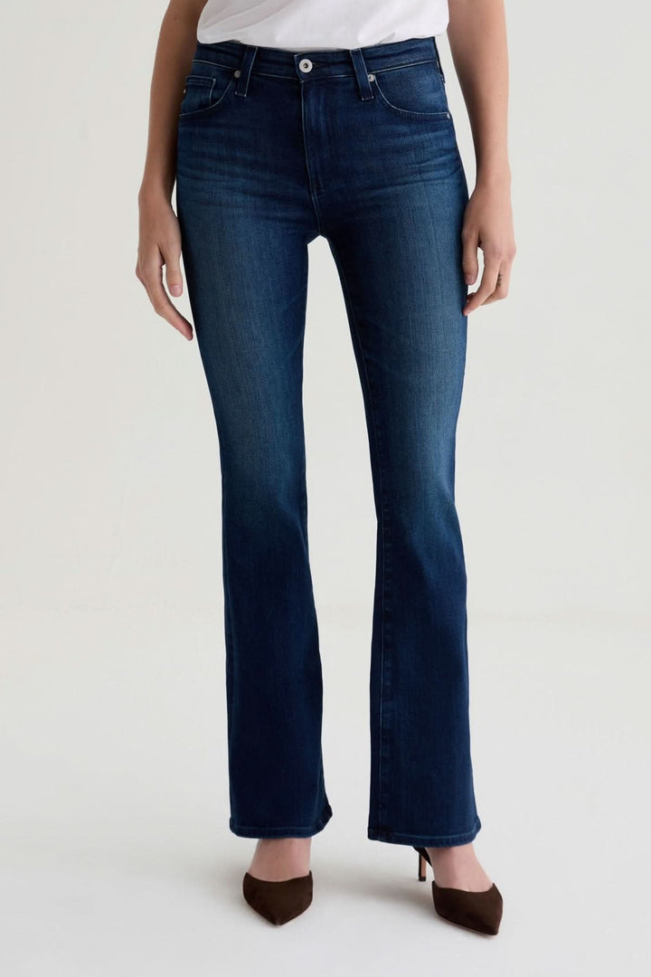 Jean à jambe évasée taille haute en denim extensible, silhouette flatteuse et élégante, adapté au bureau et sorties du soir.
