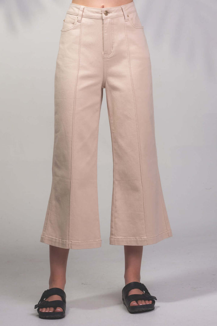 Jean à la cheville beige avec jambe évasée, taille haute, parfait pour un style décontracté.