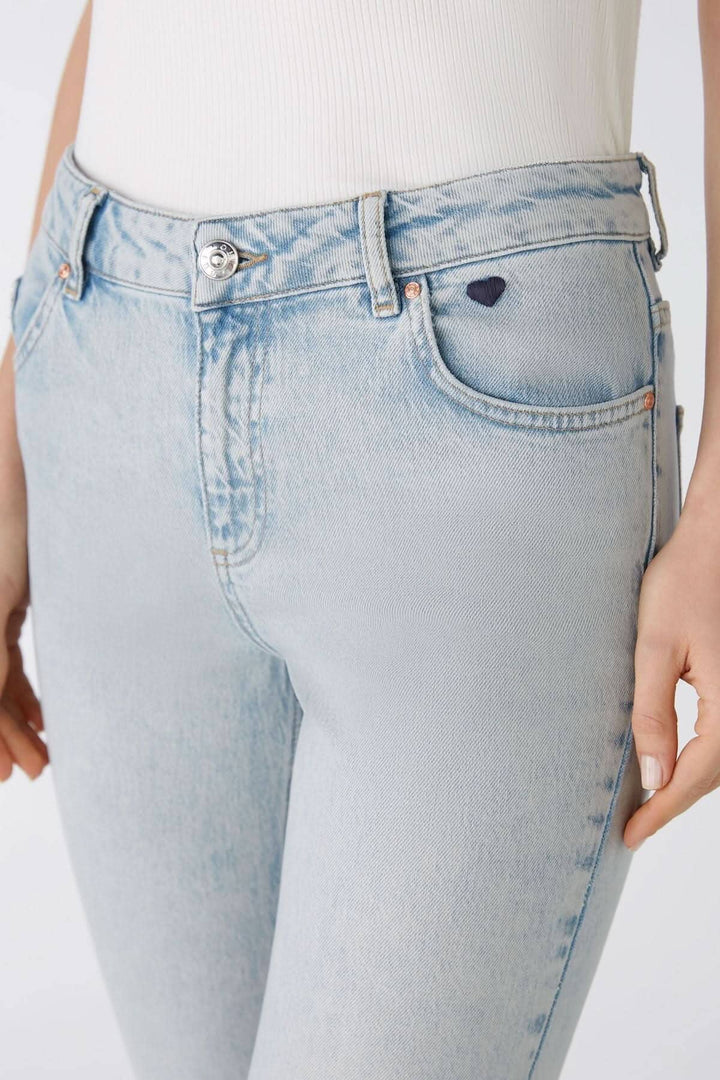 Jean évasé en denim clair, ajusté en haut et ample en bas, avec poches avant et arrière.