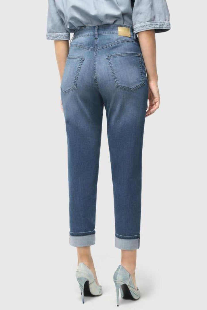Back view of Jeans Carol, featuring a light denim fabric, rolled cuffs, and a feminine straight-leg silhouette.