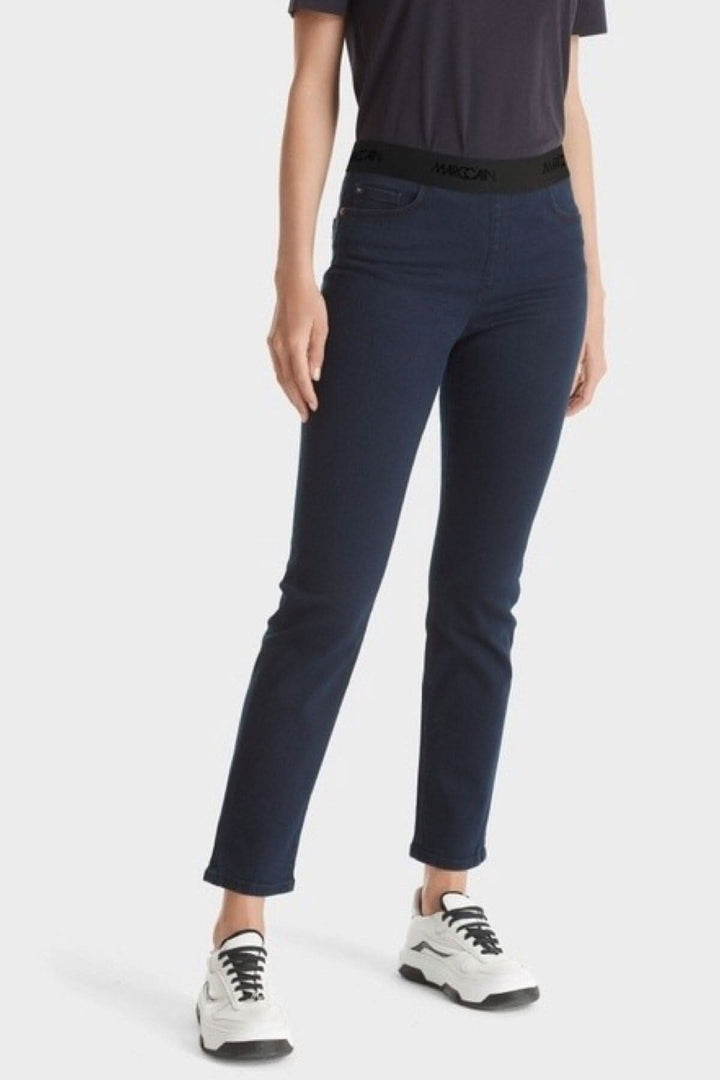 Jeans SIENA en coton biologique avec élasthanne, taille élastique et 5 poches, couleur riche.