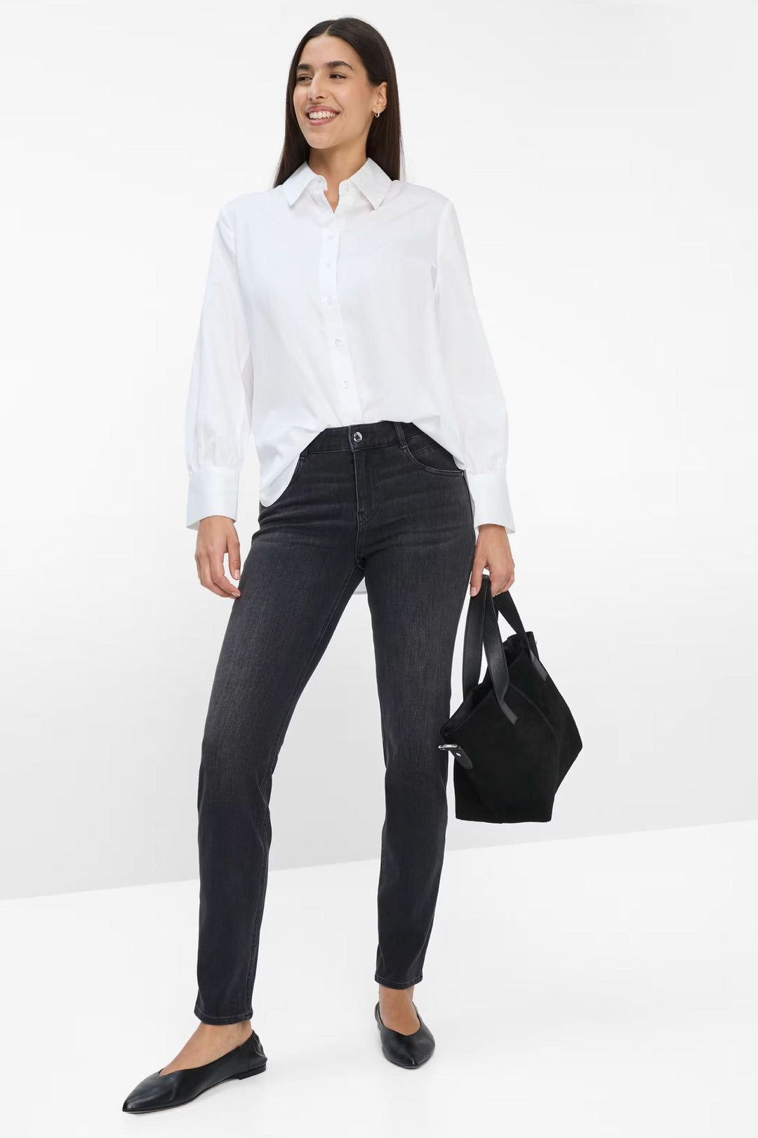 Jeans Shakira coupe ajustée à taille mi-haute avec chemisier blanc, silhouette élégante et moderne. idéal pour un look décontracté.