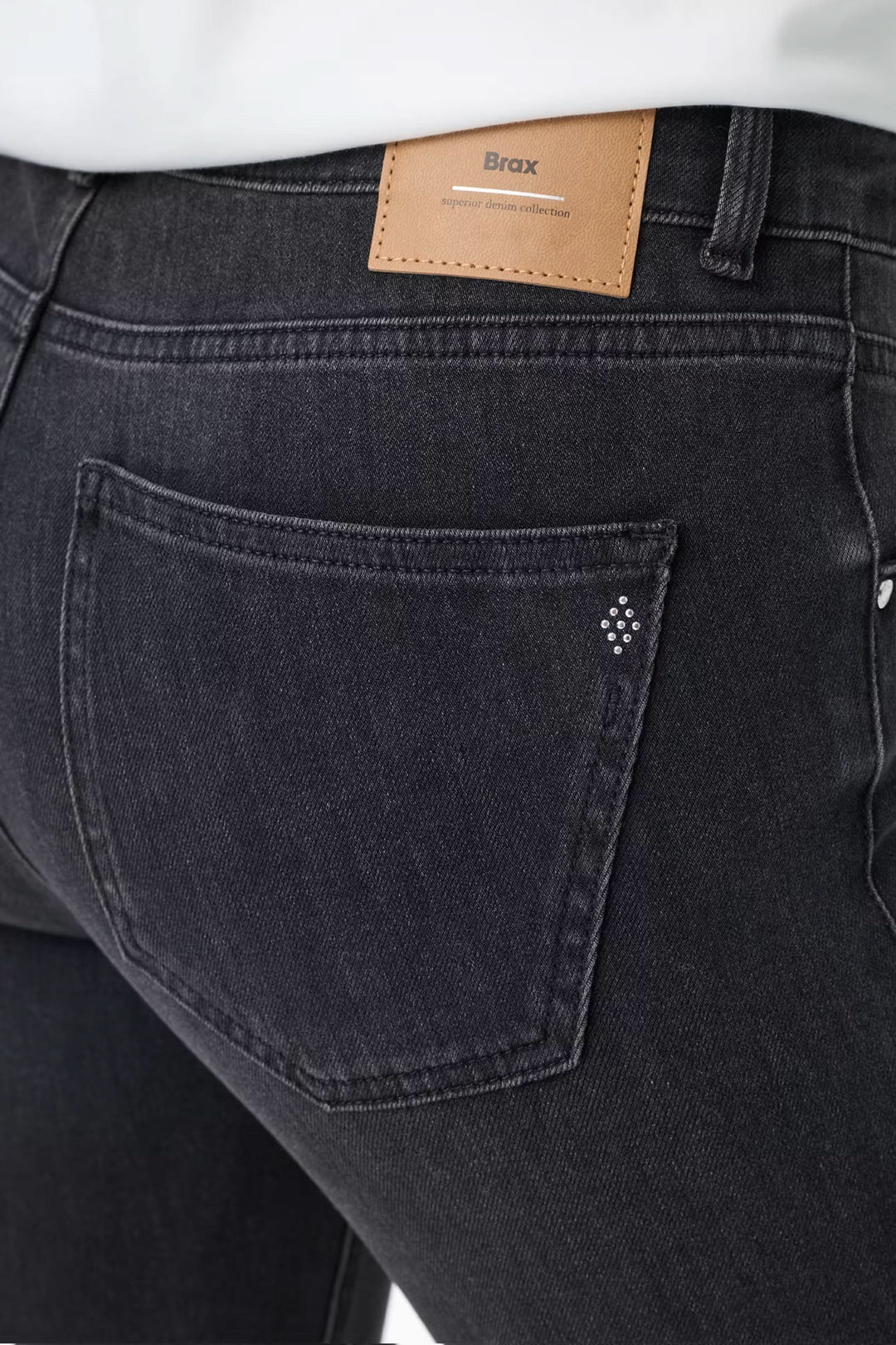 Jeans Shakira coupe ajustée à taille mi-haute en denim extensible pour style et confort, vue arrière avec poche.