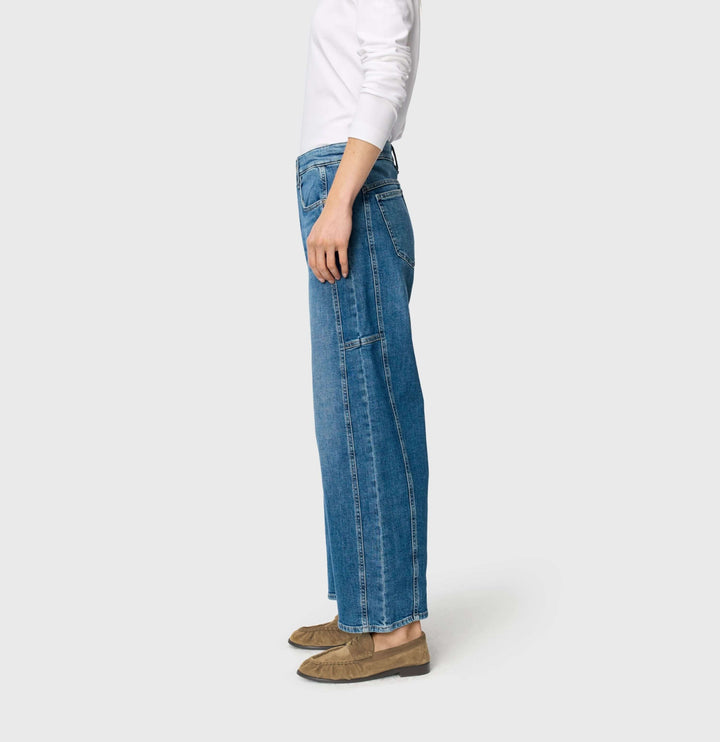 Jeans décontracté OHIO pour un style moderne avec surpiqûres subtiles. Confort et élégance au quotidien.