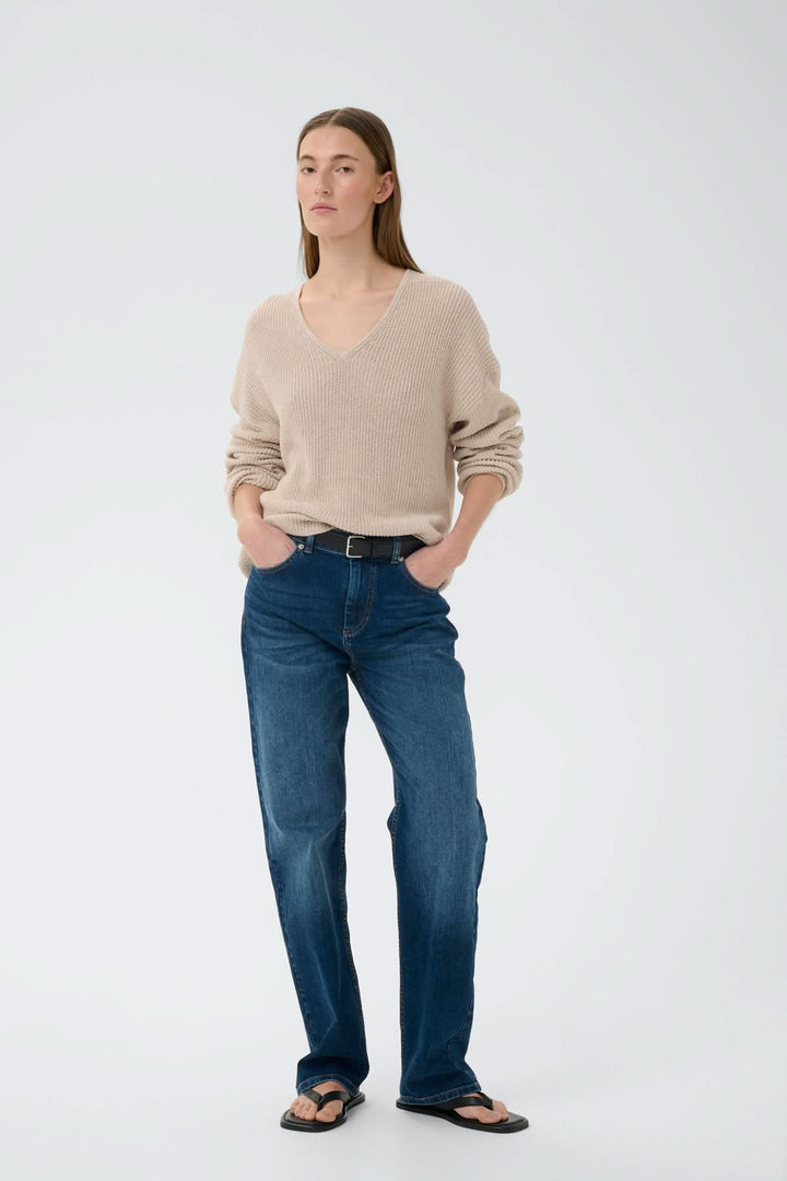 Jeans décontractée Darlina en denim légèrement délavé, coupe droite, pour un look moderne et confortable.