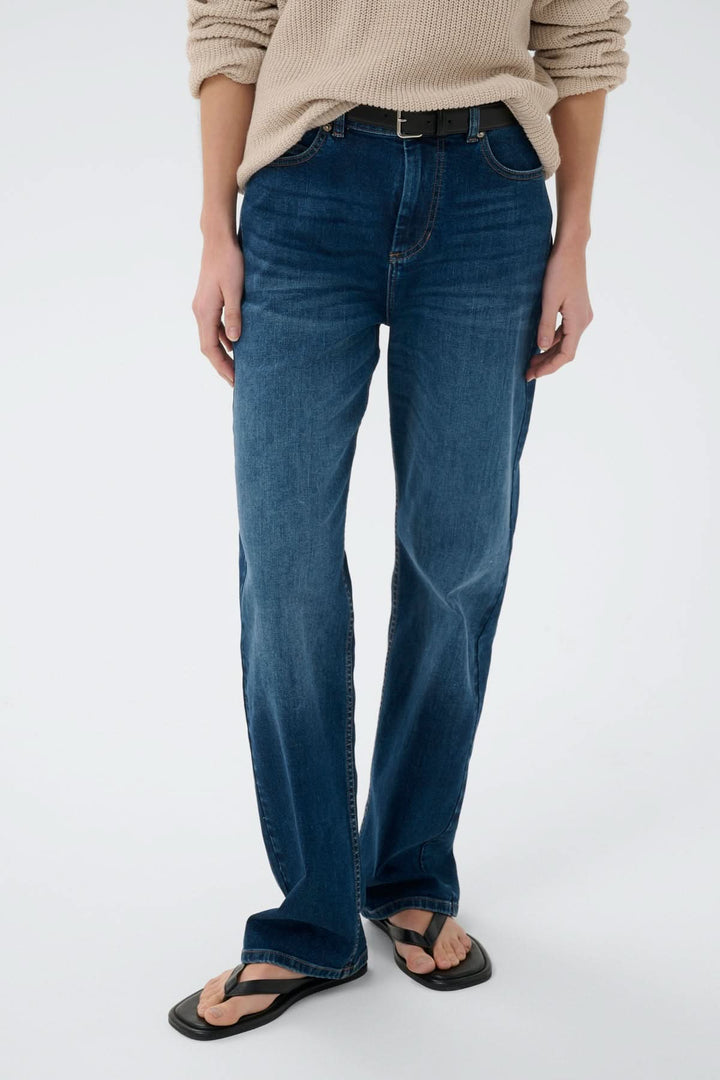 Jeans décontractée Darlina, coupe droite et ample, denim délavé pour un look casual, confortable et polyvalent.