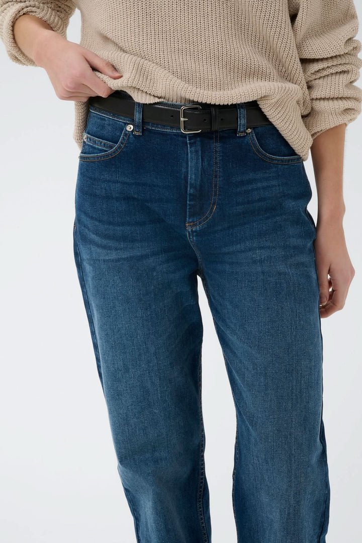Jeans décontractée Darlina, coupe droite, denim légèrement délavé, confort quotidien, poches avant et arrière, style moderne.