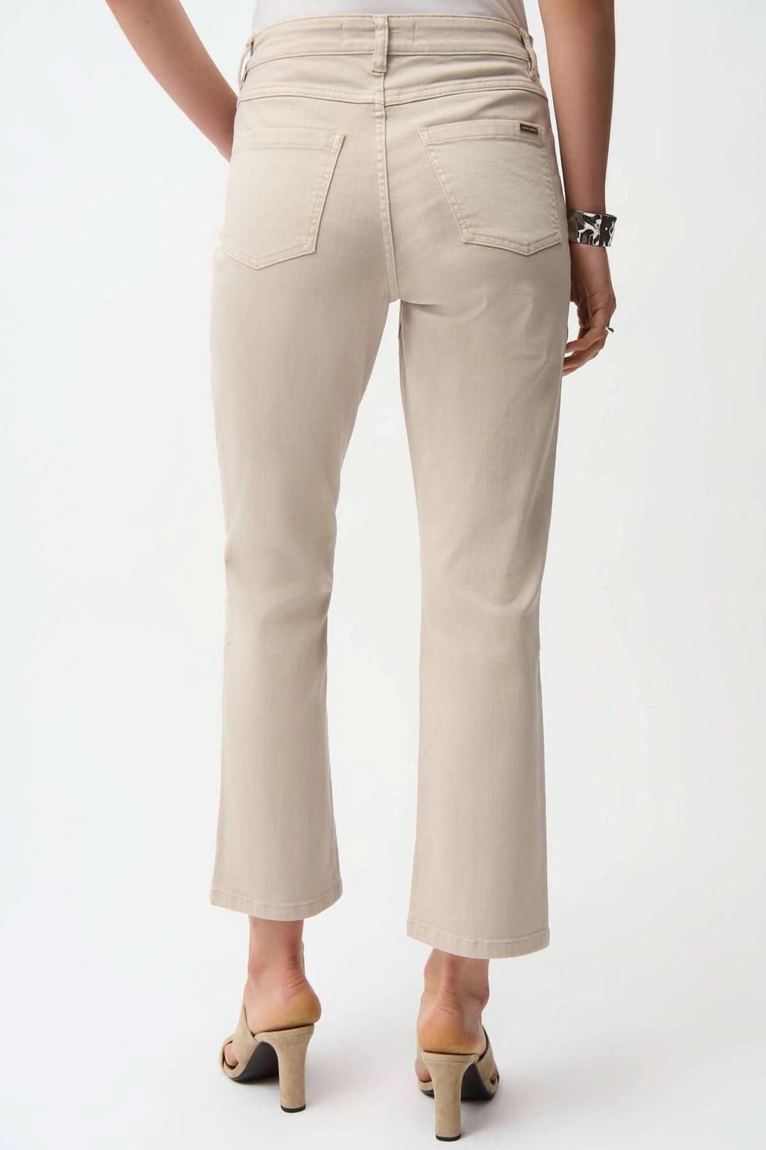 Jeans droit longueur cheville, coupe droite avec longueur cheville, idéal pour un style contemporain et confortable, vue arrière sur modèle.