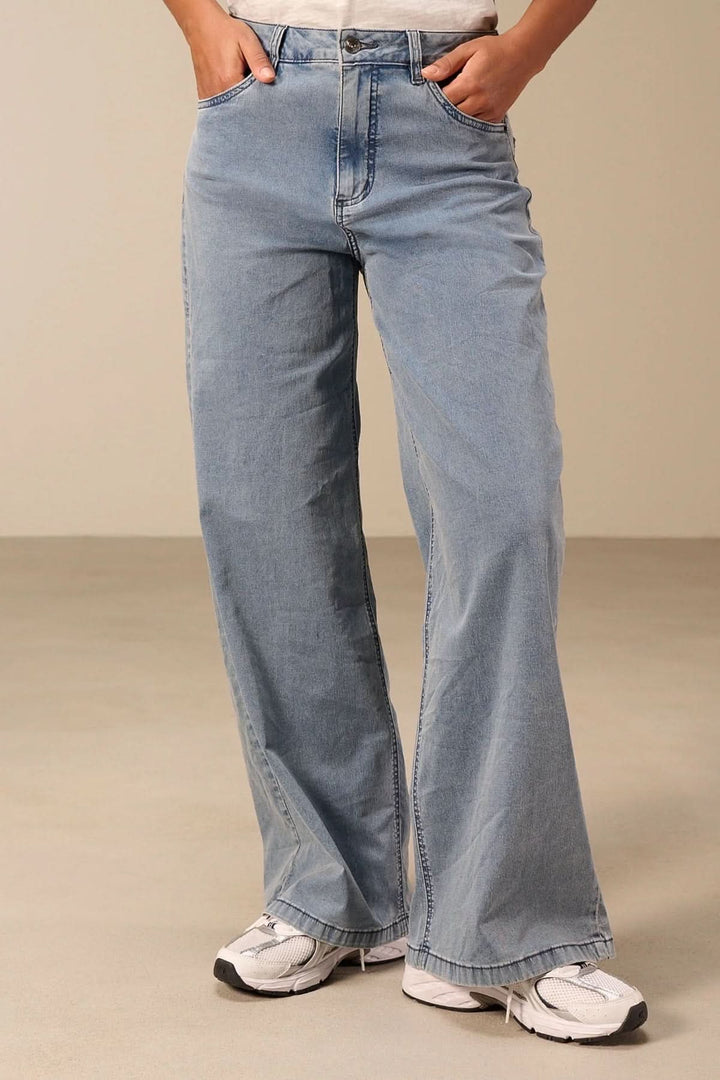 Jeans jambe large évasé en denim clair avec coupe taille haute, parfait pour un look rétro et décontracté.