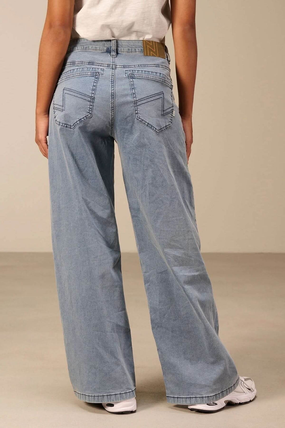 Jeans jambe large évasée avec taille haute, vue arrière, style décontracté ou habillé, silhouette rétro contemporaine, confortable.