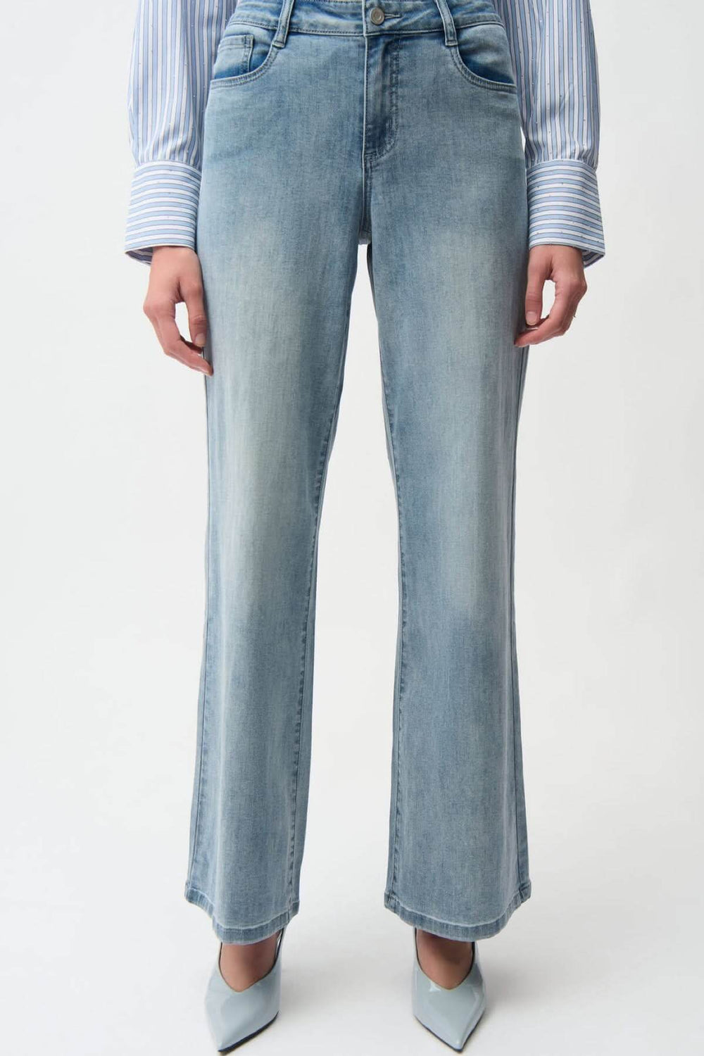 Jeans à jambe large taille haute en denim bleu, moderne et fluide, parfait pour un style décontracté et soigné, femme portant chemise rayée.