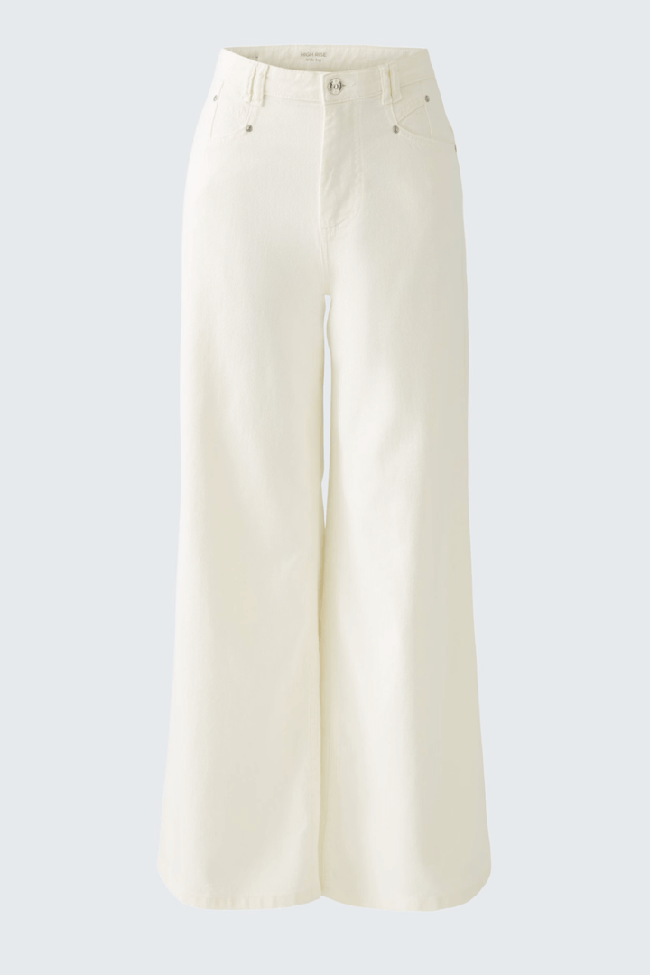 Jean blanc à taille haute et coupe large, idéal pour une tenue élégante et décontractée.