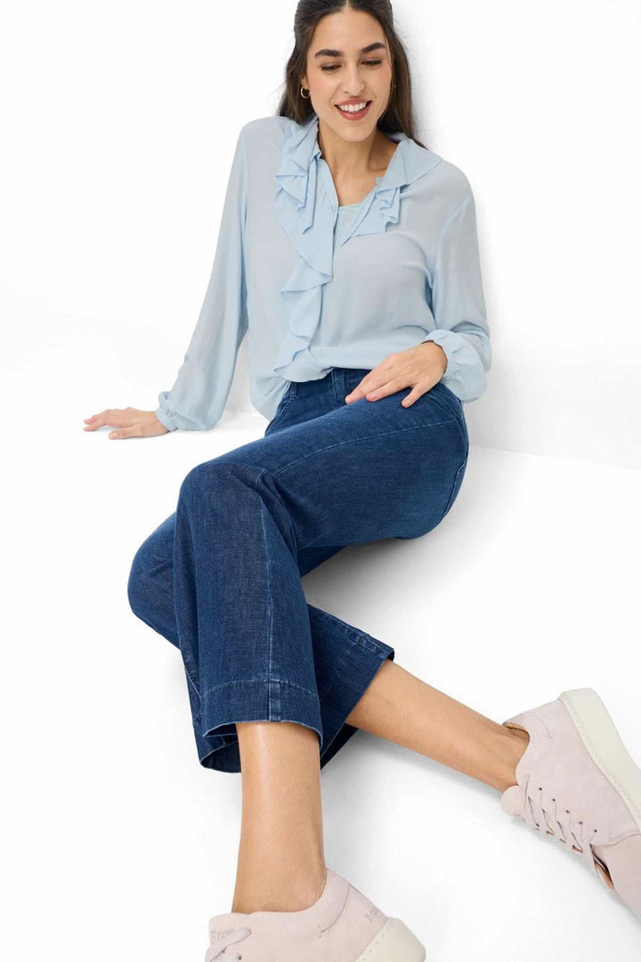 Modèle portant Jeans ultraléger MARY S. coupe évasée, denim bleu confortable, ajusté aux hanches, élancé, style contemporain, féminin.