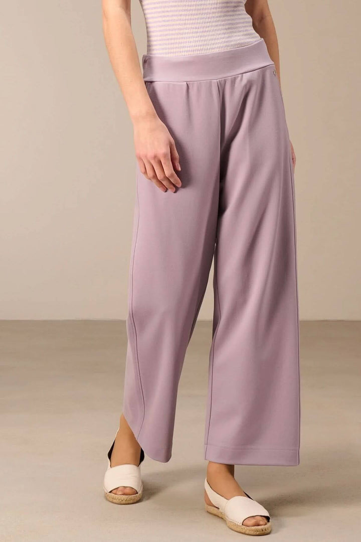 Jogging en jersey avec taille haute et coupe jambe large pour un look casual chic, offrant confort et allure moderne.