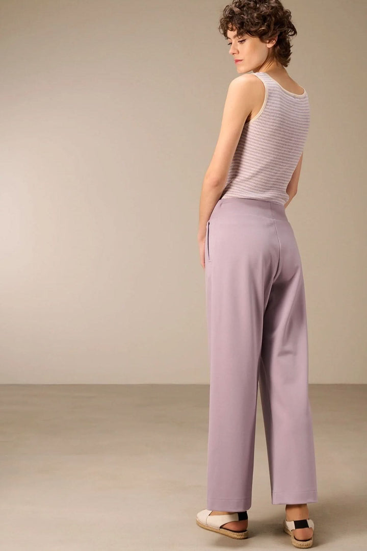 Jogging en jersey à taille haute avec jambe large, offrant confort et élégance casual chic.