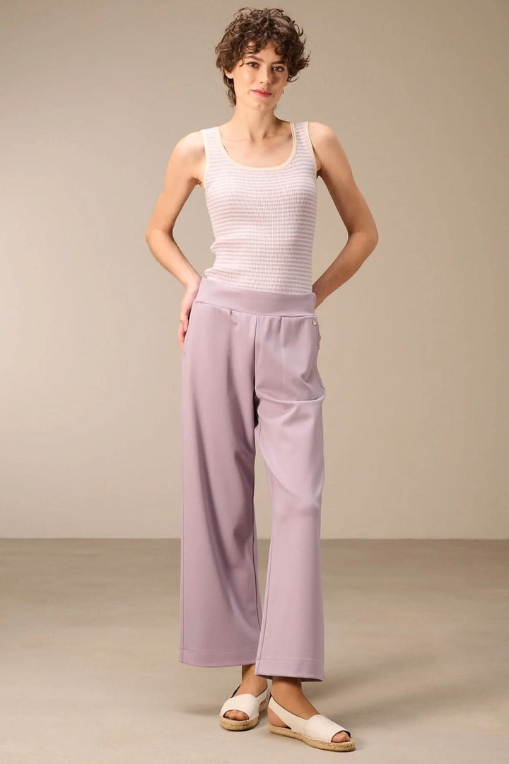 Femme portant un jogging en jersey à jambes larges, confortable et chic, taille haute structurée, couleur lavande.