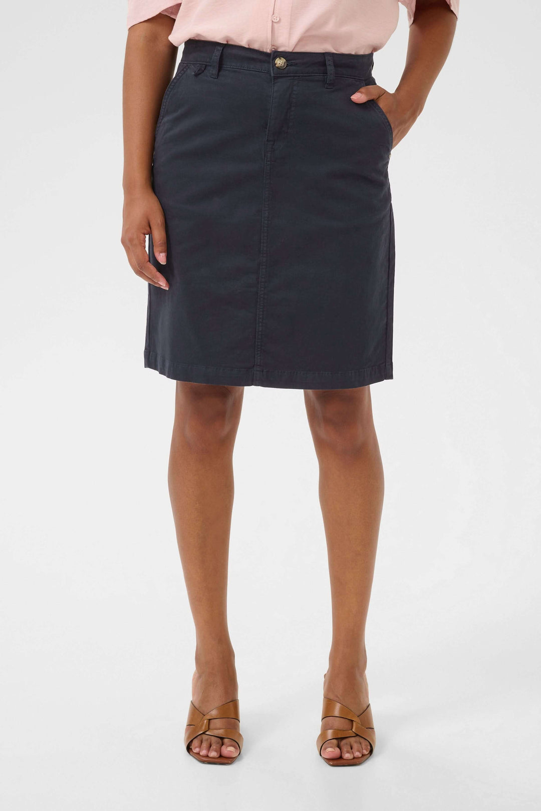 Jupe Berte droite courte noire avec poches latérales et ceinture, longueur au-dessus du genou.