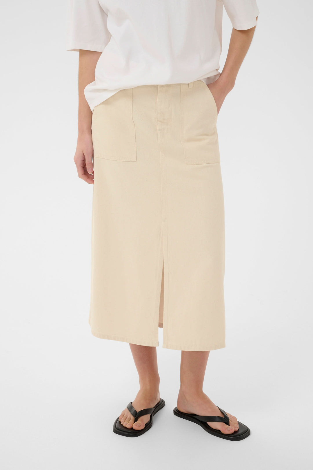 Jupe Dilys midi droite à poches plaquées, silhouette moderne avec fente avant, confortable et élégante pour le quotidien.