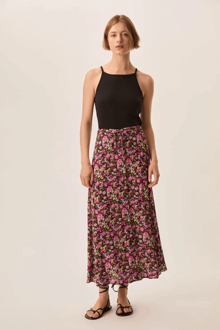 Jupe Elizette longue fluide à taille nouée avec imprimé floral, portée par modèle, idéale pour un style élégant et confortable.