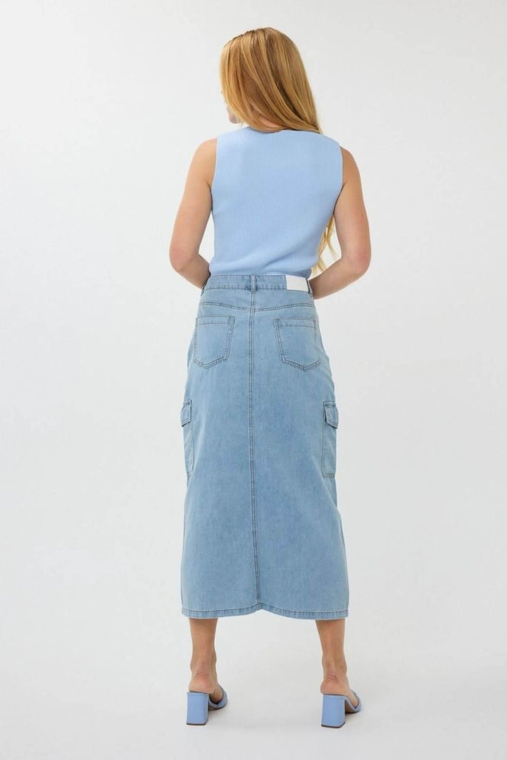 Jupe cargo en denim bleu avec poches latérales et fente avant, vue arrière, style moderne et féminin.