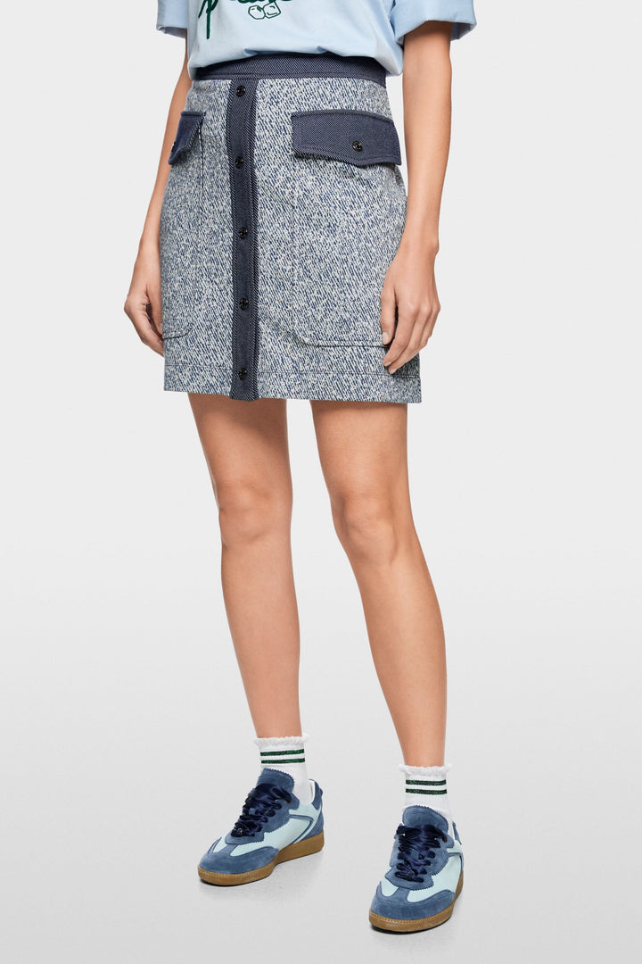 Jupe courte en viscose extensible avec fermeture boutonnée et poches, tenue moderne et structurée.