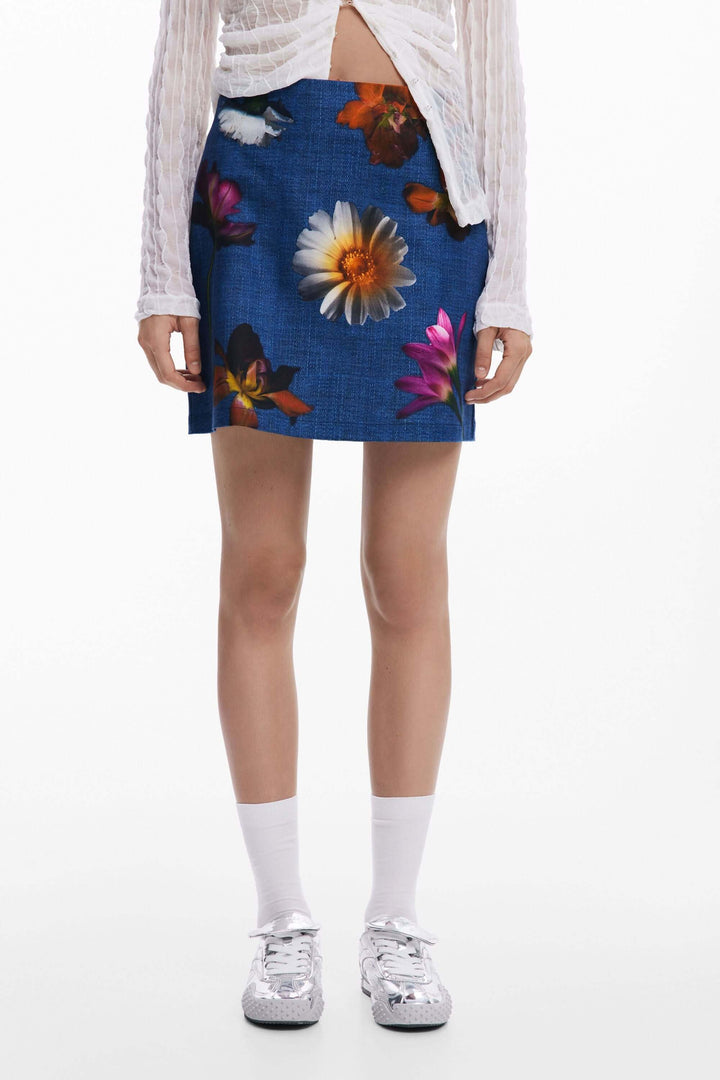 Jupe courte bleu à fleurs, avec des motifs floraux, parfaite pour un look estival et féminin.