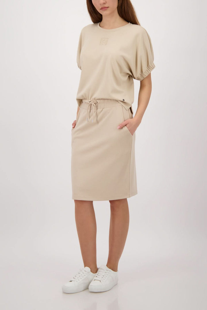 Jupe droite à taille élastique beige avec poches, idéale pour une tenue contemporaine et polyvalente, confort moderne assuré.