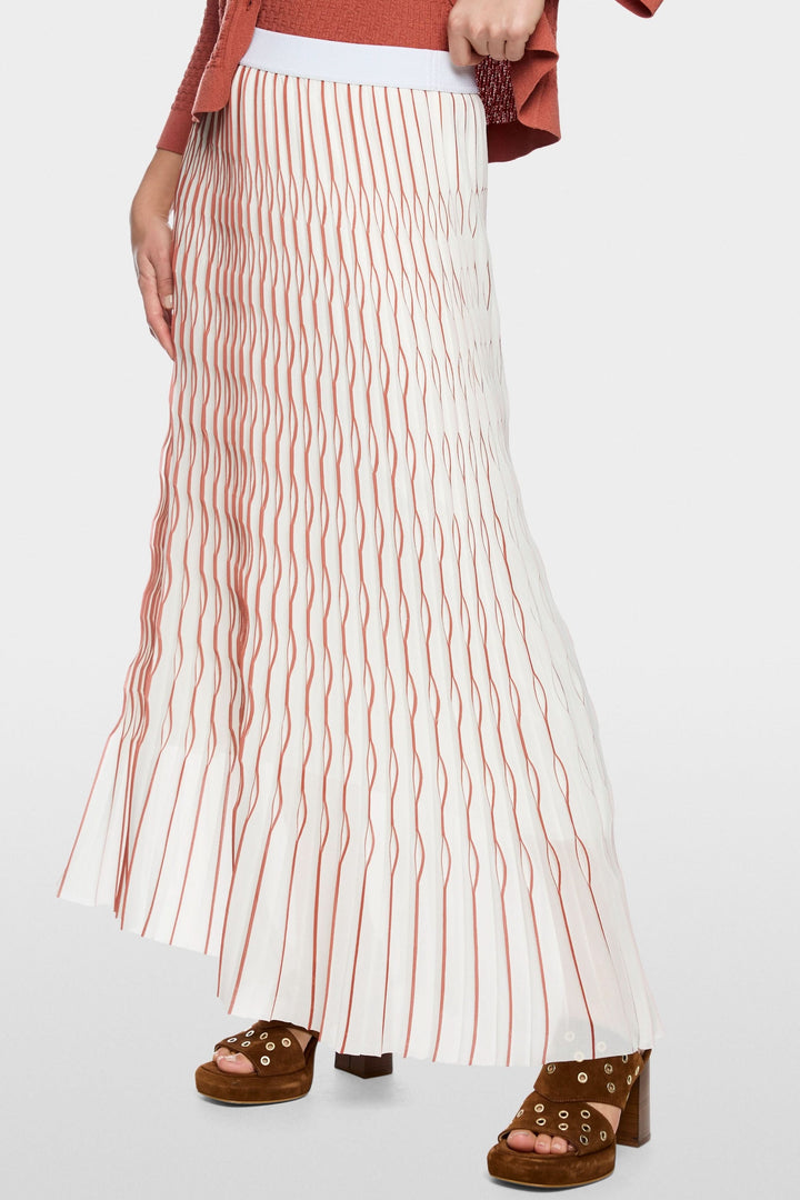 Jupe longue plissée avec rayures rouges, taille élastique pour un look féminin et élégant. Idéale pour une tenue chic et confortable.