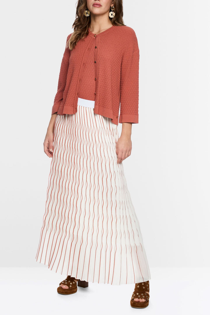 Jupe longue plissée avec taille élastique, idéale pour un look féminin et raffiné, portée avec élégance.