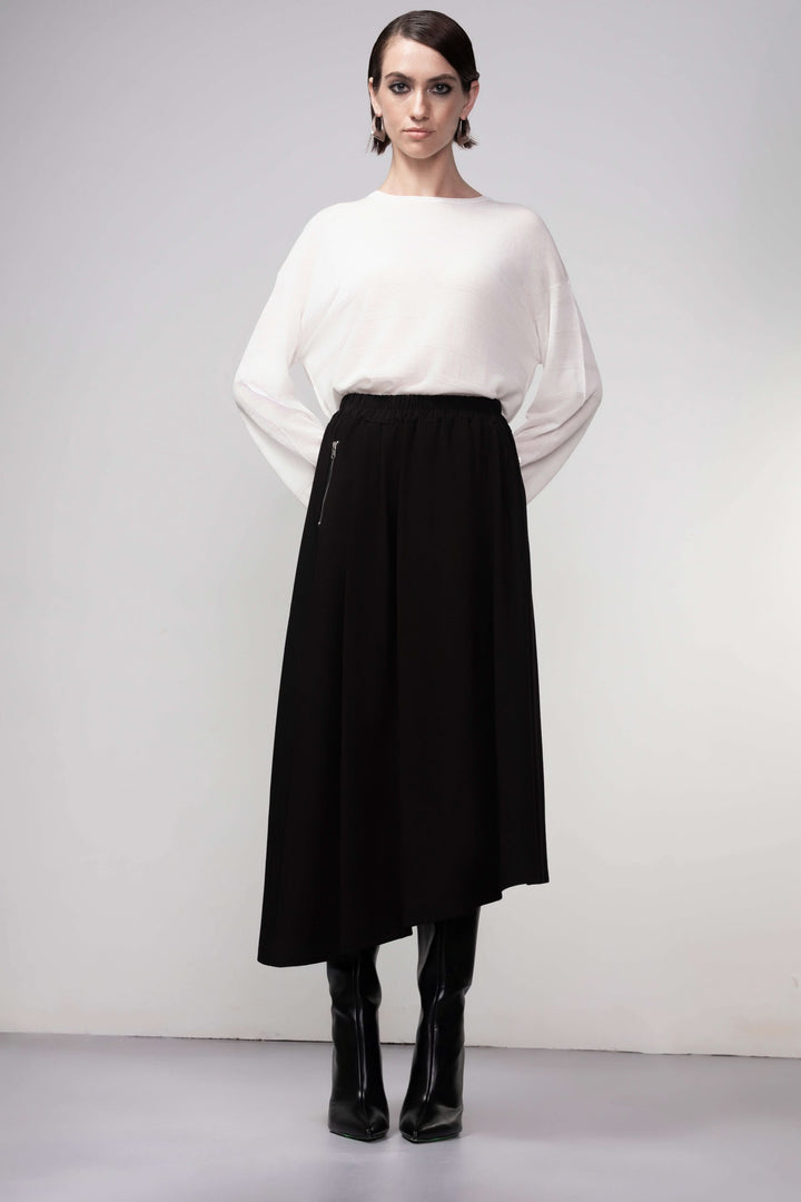 Jupe midi coupe fluide avec taille élastiquée et tombé asymétrique, idéale pour un look raffiné ou contemporain.