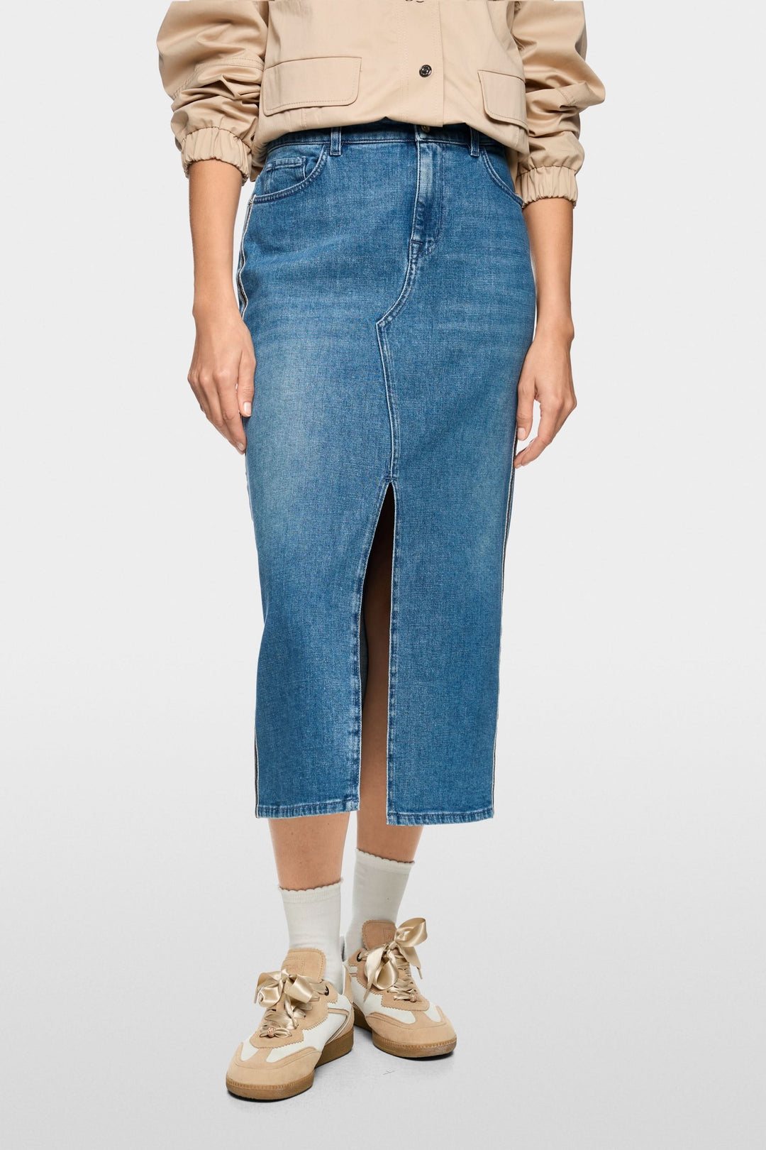 Jupe midi en jean à rayures latérales avec fente centrale et coupe ajustée, style décontracté et intemporel pour tenue moderne.