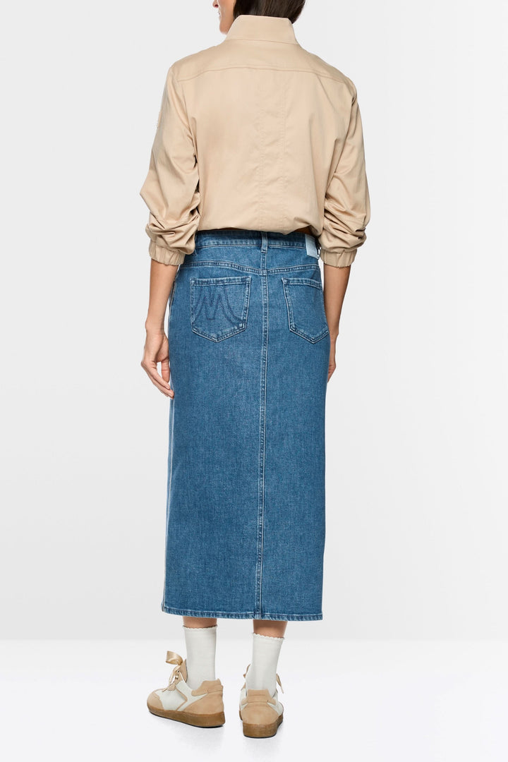 Jupe midi en jean à rayures latérales vue de dos, coupe ajustée et fente centrale, idéale pour un look structuré et moderne.