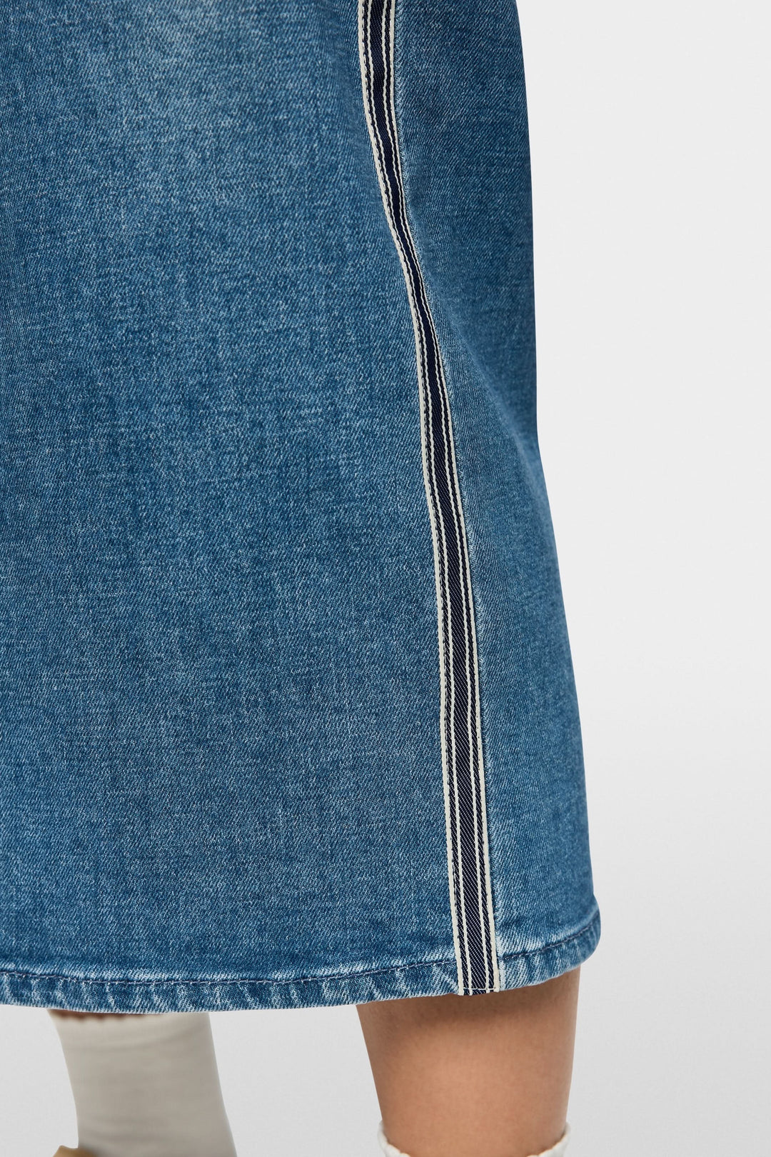 Jupe midi en jean à rayures latérales avec fente avant, coupe ajustée, parfaite pour un look décontracté ou soigné.