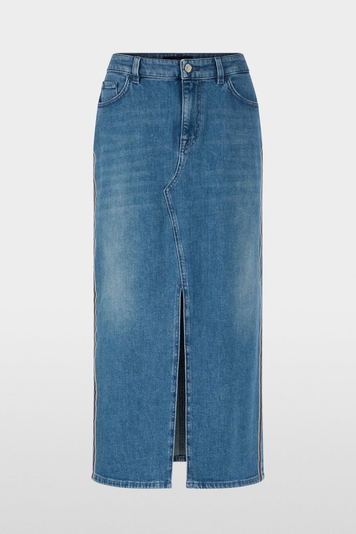 Jupe midi en jean à rayures latérales avec fente avant et fermeture à bouton, denim bleu, coupe ajustée, look moderne et élégant.