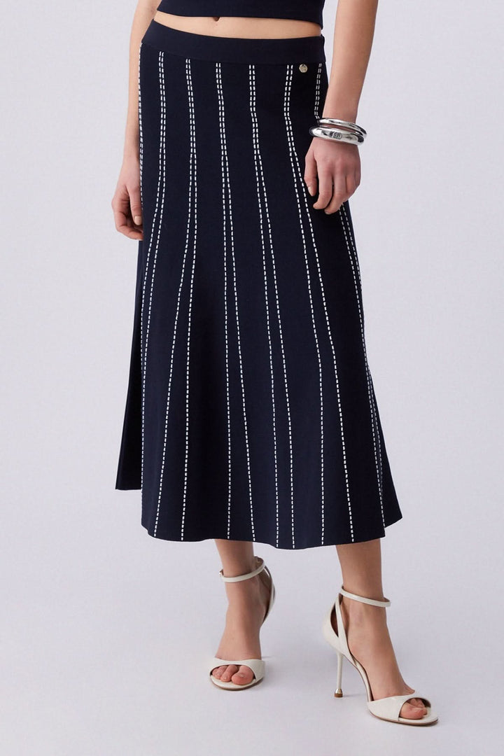 Jupe midi évasée à motif rayé noir avec taille élastique et coupe élégante assurant liberté de mouvement et style moderne.