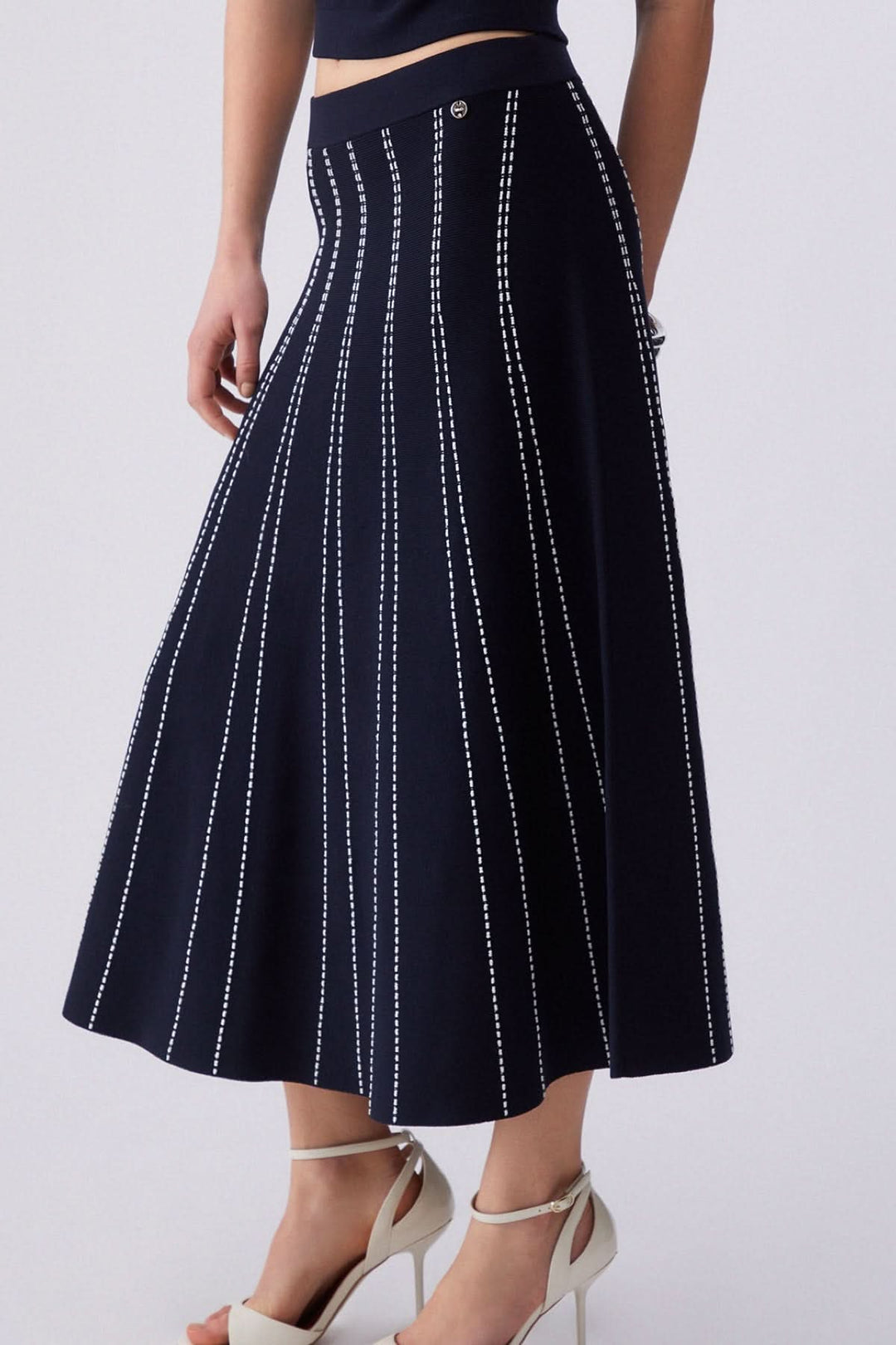 Jupe midi évasée à motif rayé avec taille élastique confortable, offrant une silhouette élégante et liberté de mouvement.
