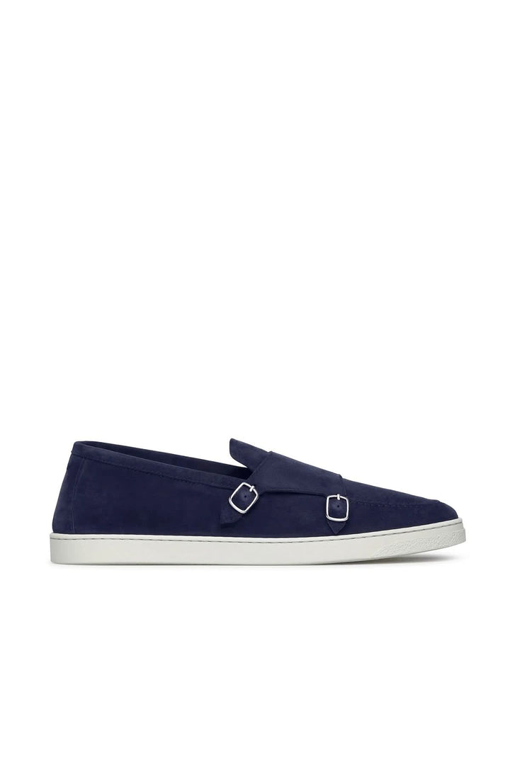 Loafer Monk Otto en suède bleu, style moderne et élégant, confort mémoire, confection italienne, allure sophistiquée.