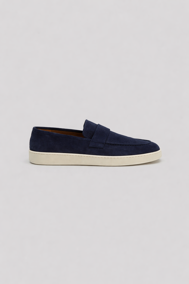Loafer en suède Walter, chaussure élégante en suede bleu avec semelle cupsole blanche, confectionnée en Italie pour un confort optimal.