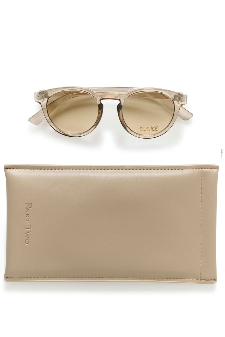 Lunette de soleil Nino avec monture ronde en acétate effet écaille et étui élégant, offrant confort visuel et style décontracté.