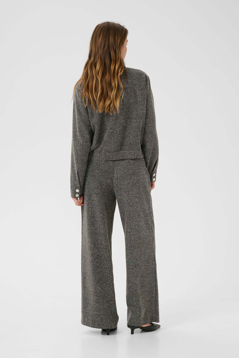 Femme portant un Manteau Alba court à poches à rabat et boutons contrastants, Vue arrière