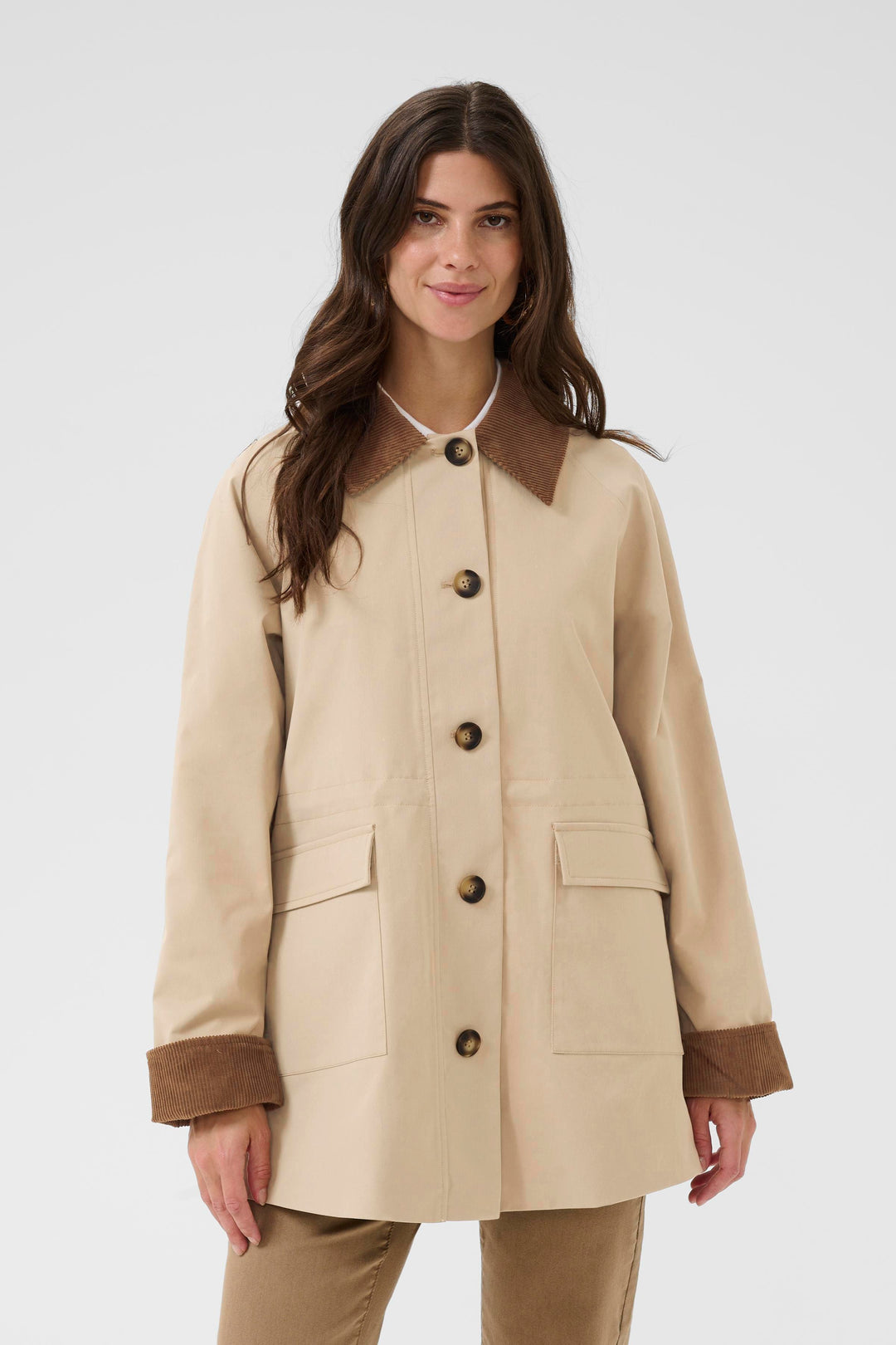 Manteau Jaxy avec col et revers en velours côtelé, coupe ample, grandes poches et boutons apparents, idéal pour la mi-saison.
