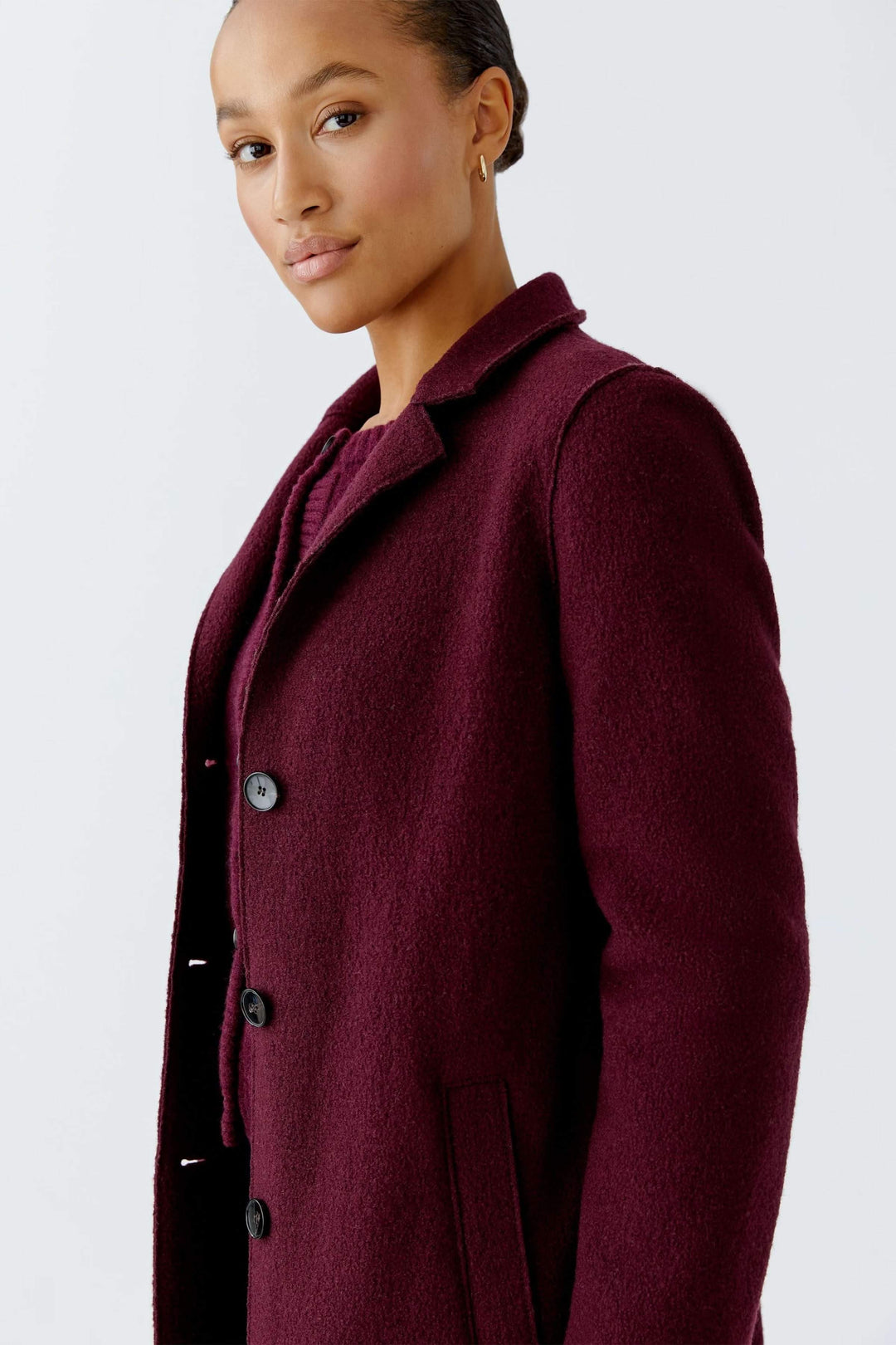 Manteau Mayson en bordeaux, coupe droite et élégante, porté par une mannequin avec un look moderne.