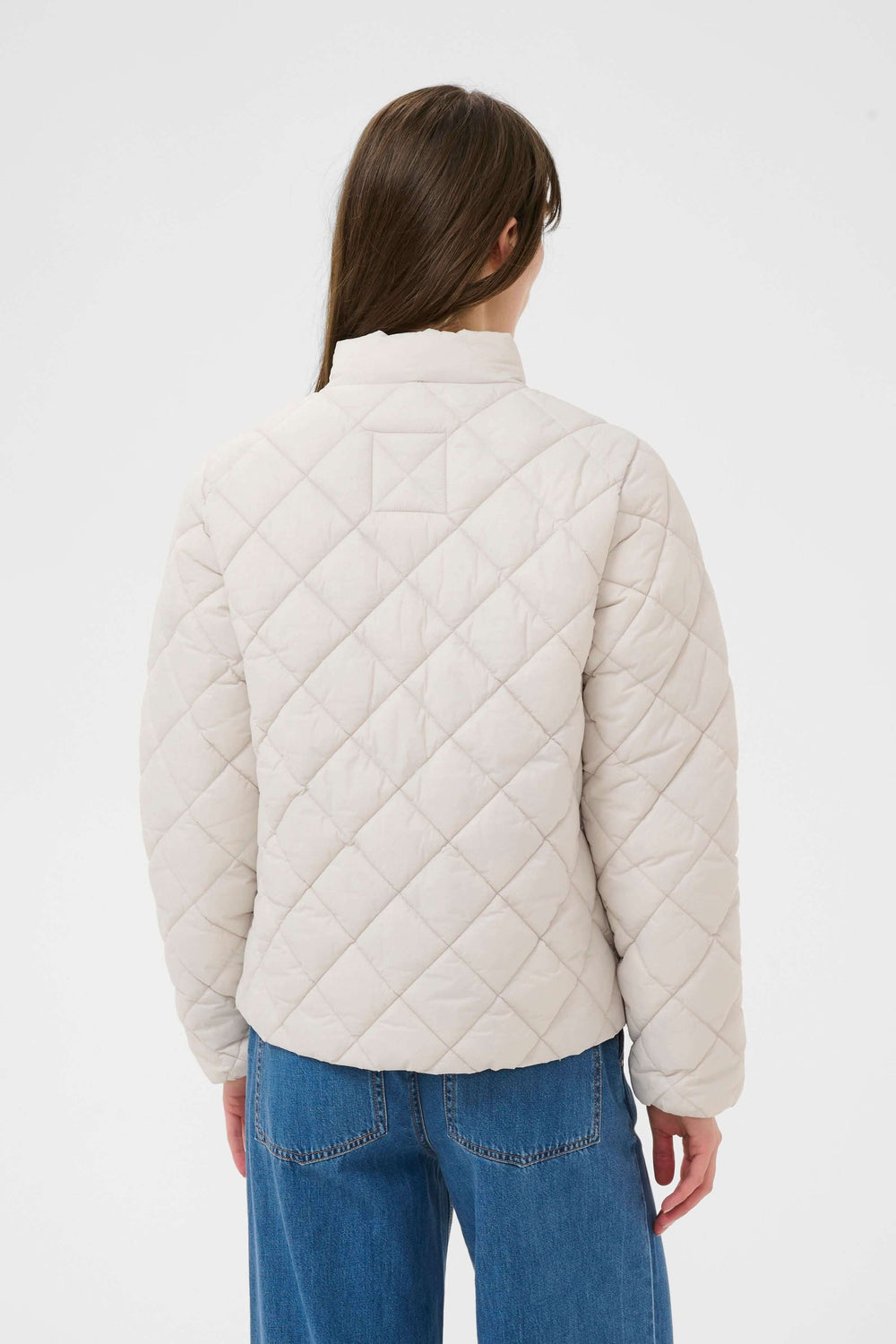 Vue arrière du Manteau Olia matelassé, style épuré, coupe droite, col montant, idéal pour les journées fraîches.
