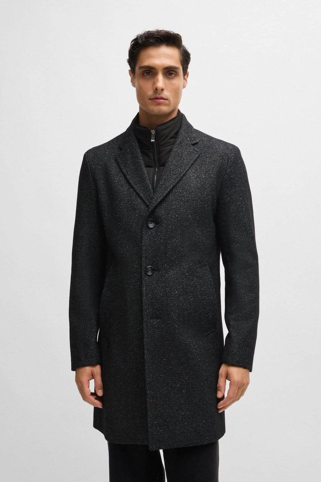 Manteau en tweed noir ajusté avec fermeture éclair intérieure, style élégant pour hommes.