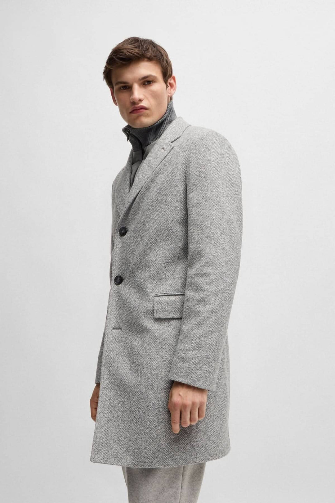 Manteau à chevrons gris pour homme avec fermeture amovible, style élégant et coupe ajustée.