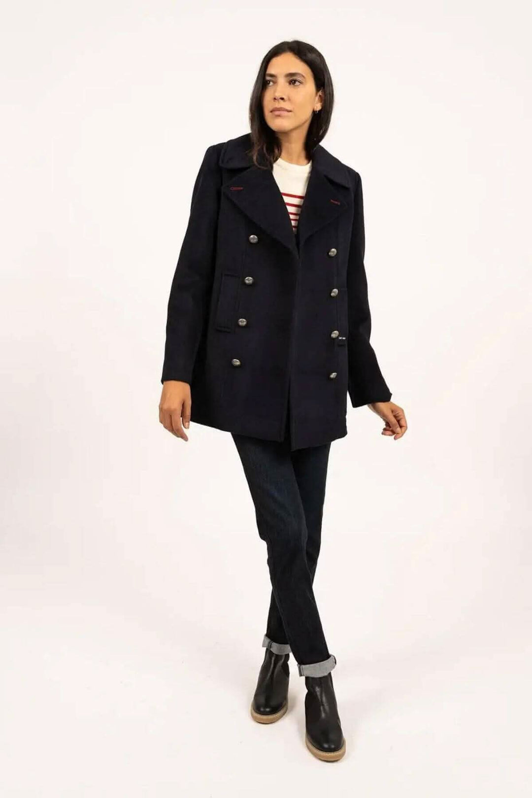 Manteau de laine ST BRIAC III style caban avec double boutonnage métallique, porté avec jean et bottines élégantes.