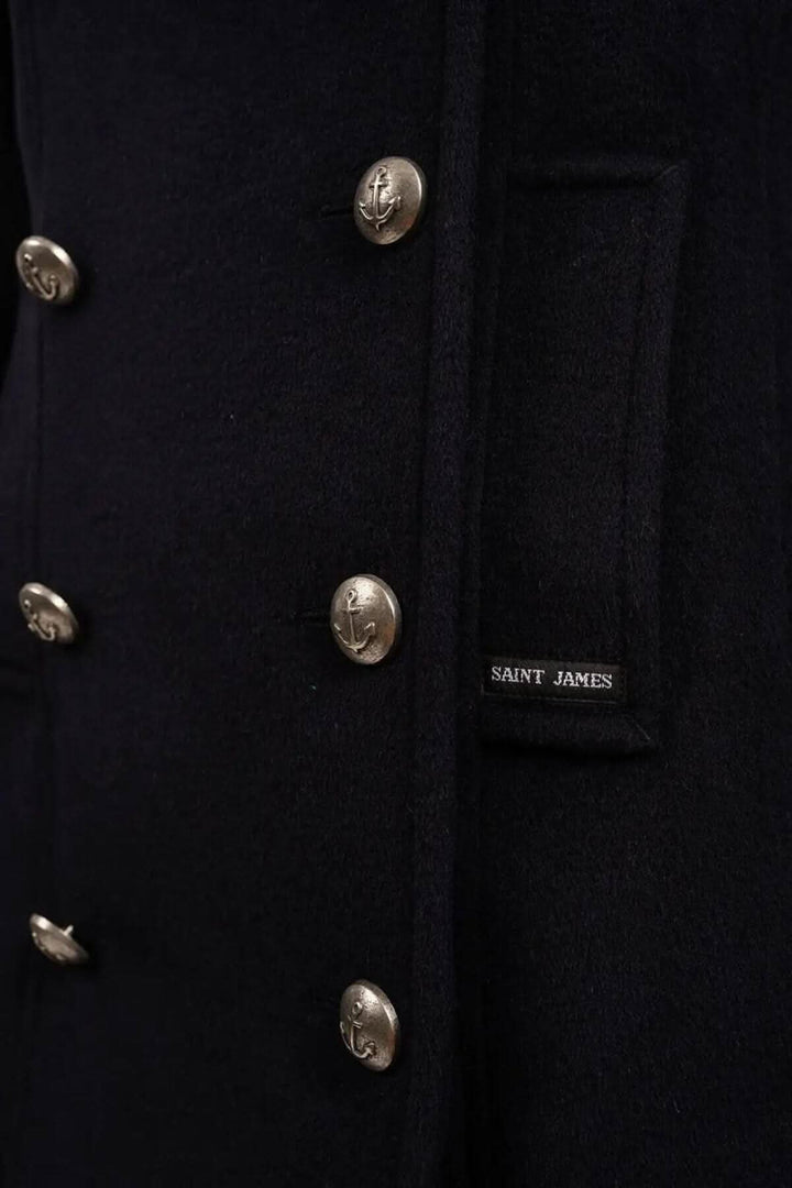 Détail du manteau de laine ST BRIAC III avec boutons métalliques et col cranté, style marin urbain.