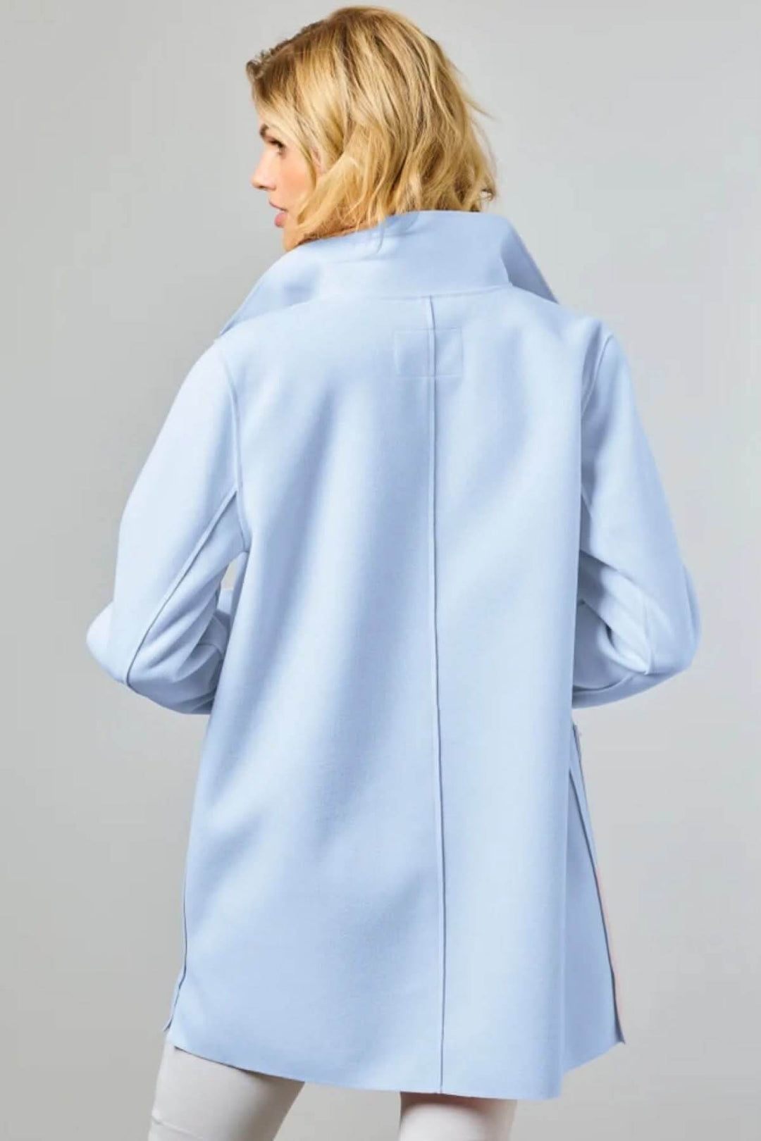 Vue arrière du Manteau de style Nanna en bleu, coupe droite et élégante, idéal pour la mi-saison.