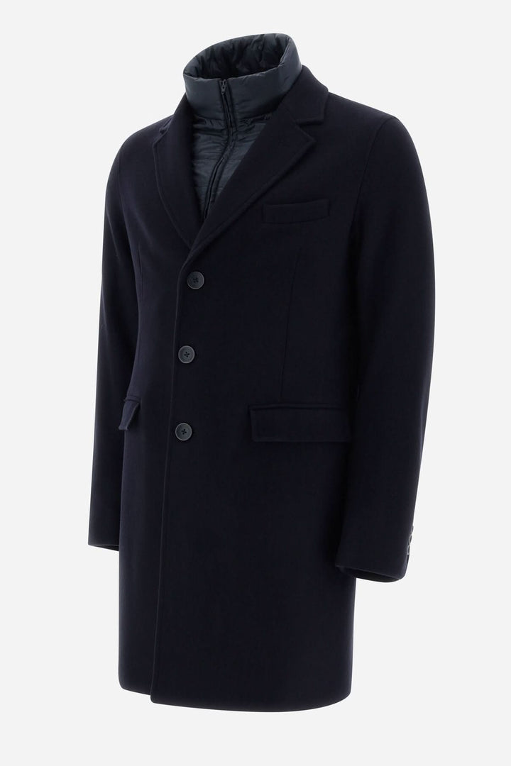 Manteau en laine bleu avec col matelassé, fermeture à trois boutons et coupe étroite, design italien.