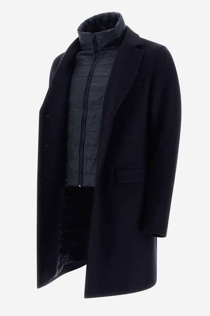 Manteau en laine Diagonal bleu avec col matelassé, coupe étroite, fermeture à trois boutons et poches.